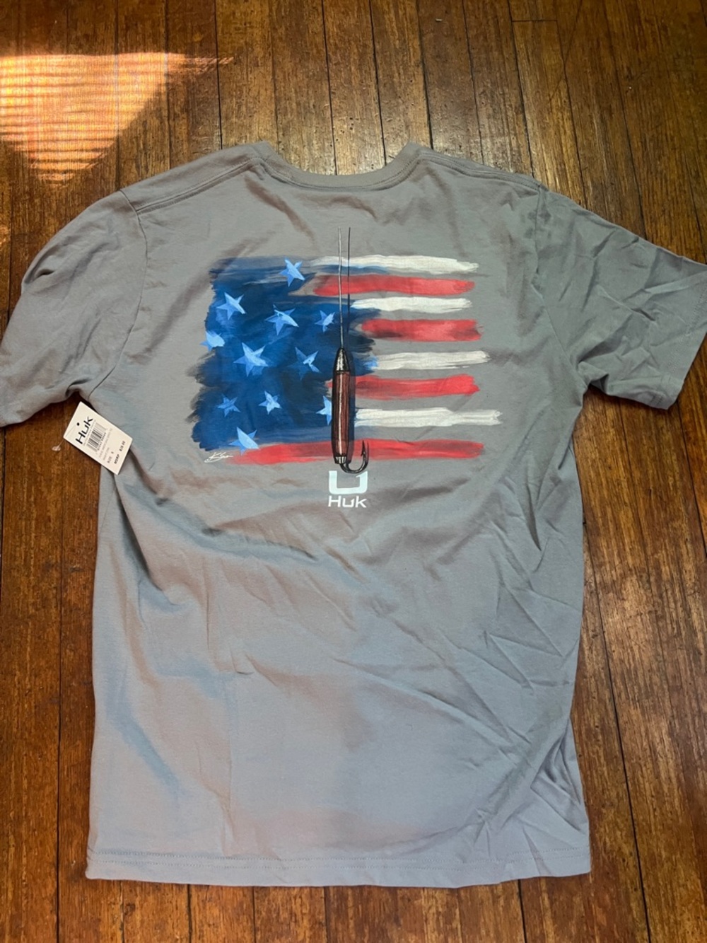 NWT M’s Huk Americana Gray SS Tee with American Flag Lure Graphic